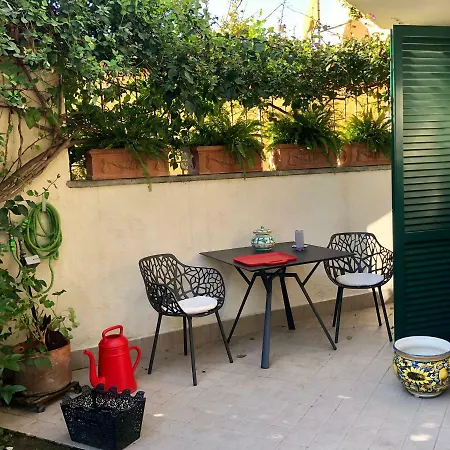 Sanremo, Relax Sul Mare Di Porto Sole, Tra Fiori E Profumi Санремо
